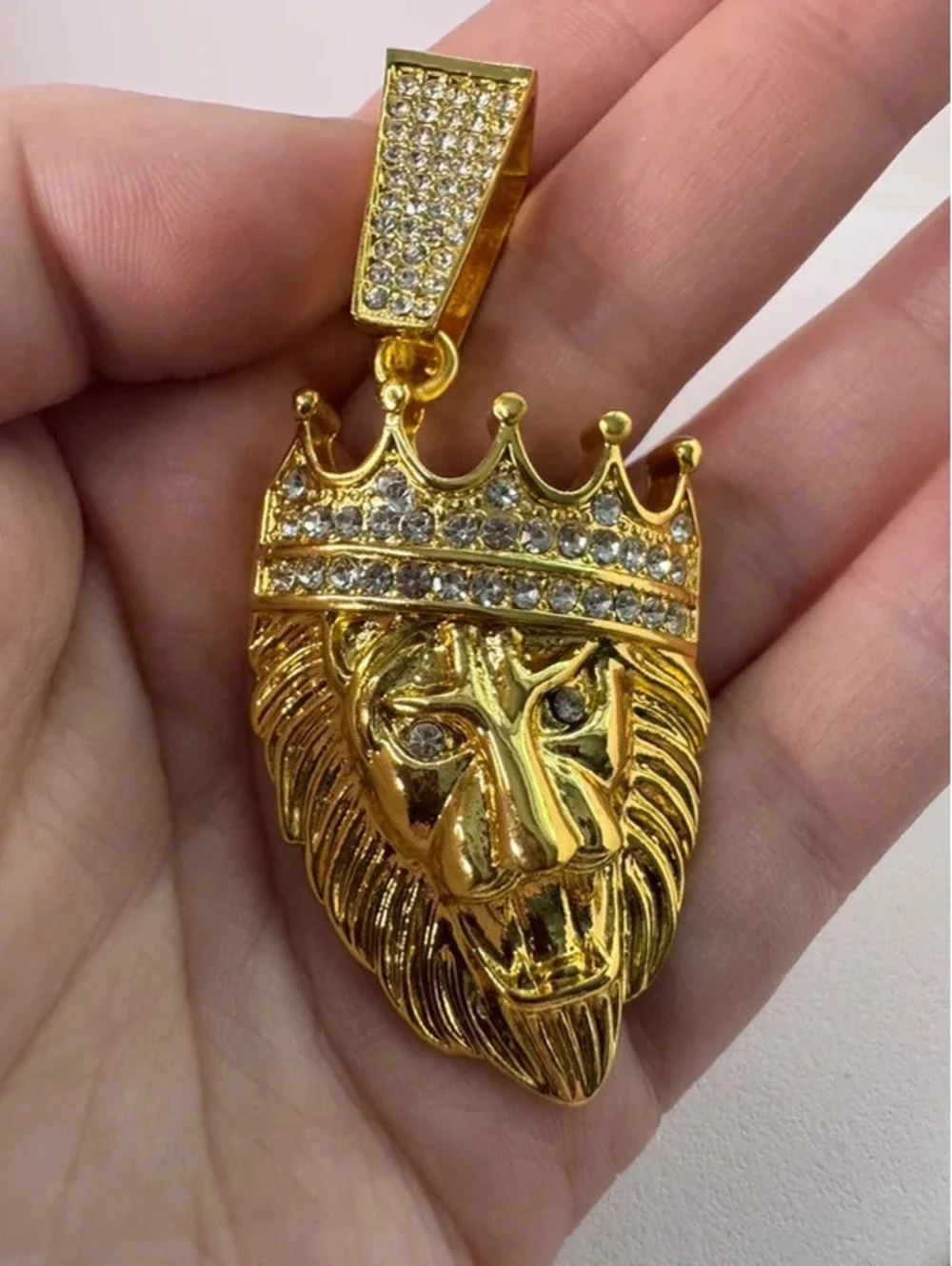 Hefty lion pendant